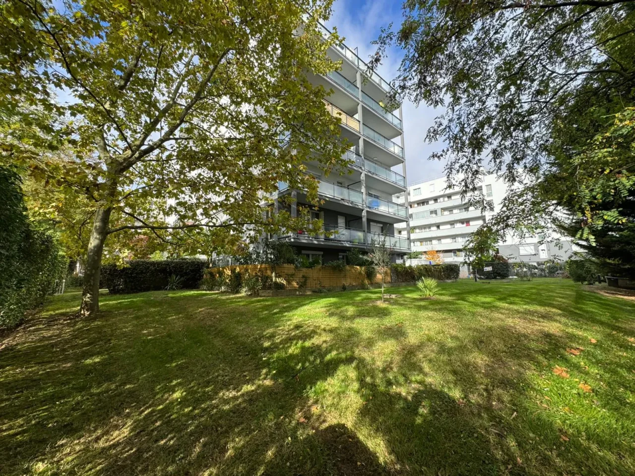 Paysagiste travaillant sur un espace vert - SARL Herry